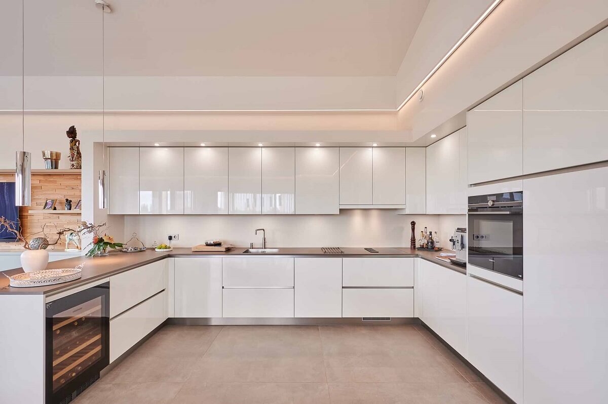 Plameco spanplafond: witte keuken met LED-strip