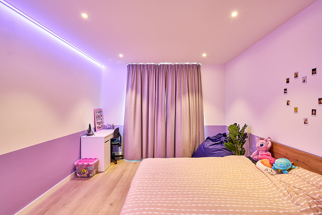 Kinderkamer met roze details en Plameco plafond met led-strip en spots